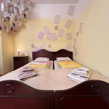 Poet'S Theme Room, Free Parking การ์โลวีวารี ภายนอก รูปภาพ